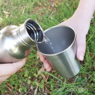 Remplissage d'eau d'une timbale en inox