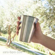 Timbale en inox tenue dans une main